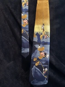 Corbata para el cuello Disneyland París Mickey Mouse, el pato Donald y Goofy Fishing - Imagen 1 de 2