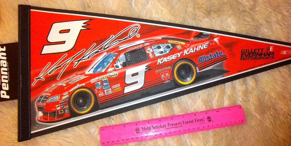 Pennant de feltro NASCAR Kasey Kahne 30 x 12, fabricado nos EUA, carro número 9 - Imagem 1 de 1