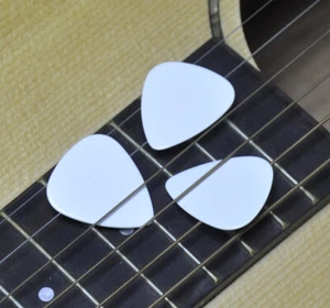Lots of 100 pcs 0.96mm Heavy Guitar Picks Plectrums No Print Solid White - Picture 1 of 4