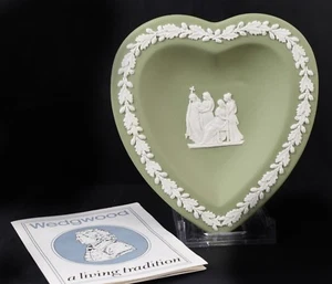 Wedgwood Green Jasper Ware Heart Shaped Trinket Dish with Leaflet - Picture 1 of 3