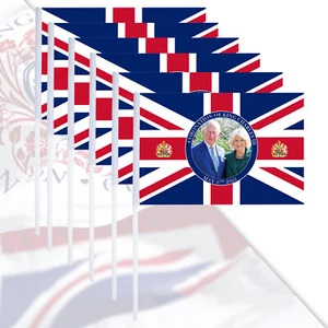 Union Jack Couronnement Souvenir Royal Couple Main Drapeau Roi Anniversaire Fête - Bild 1 von 11