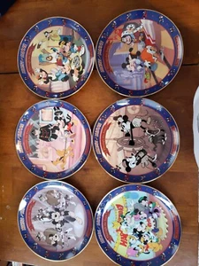 Mickey And Minnie Through The Years Decorative Plate Set. - Picture 1 of 21
