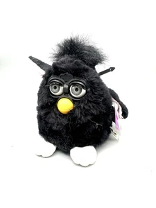 Etiquetas vintage Furby - piel negra ojos grises orejas rosas dedos blancos 1998 modelo 70-800 - Imagen 1 de 5