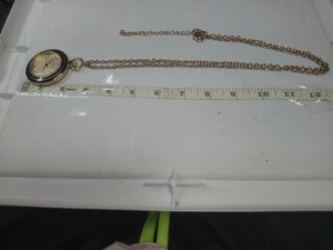 Chico's Damenuhr goldfarben Kristall Zifferblatt Anhänger mit Halskette neu Batt - Bild 1 von 3
