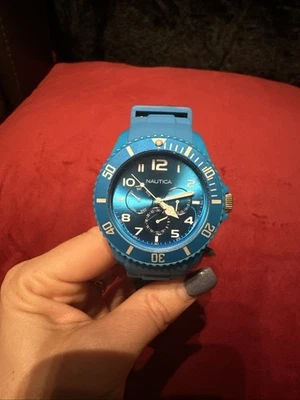 Hermoso reloj Nautica N00544 silicona azul necesita batería vintage Foto 1 de 4