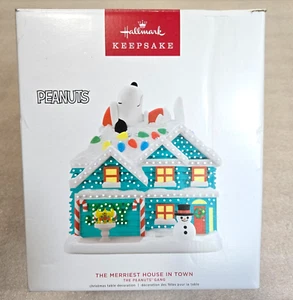 Hallmark Andenken Weihnachten Peanuts Snoopy Merriest House In Town Magic 2022 - Bild 1 von 4