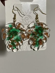 Handgefertigte Harz Ohrringe grün, Kupferflocken baumelnd. - Bild 1 von 6