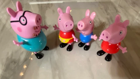 Lot of 4) Peppa Pig Peppa's Family Figures Cover