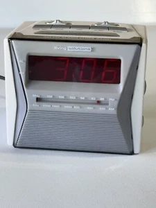 Radio Reloj Cubo AM/FM Living Solutions, Modelo ATC-307, Blanco, Batería Nueva - Imagen 1 de 8