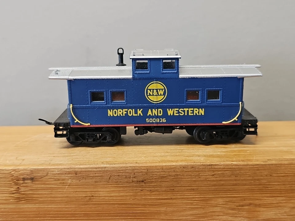 Life-Like  Norfolk & Western Caboose #50083 H.O. 1:87 - Image 1 of 4