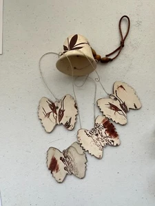 Campana vintage e quattro farfalle - carillon a vento dipinto a mano ceramica sud-ovest - Foto 1 di 8