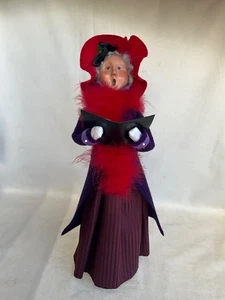 Byers Choice 2004 Dame mit rotem Hut & Boa lila Outfit & Cape mit Liederbuch - Bild 1 von 8