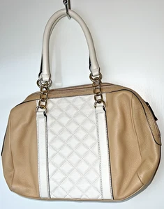 CALVIN KLEIN GESTEPPTE HELLBRAUNE UND WEISSE LEDER SCHULTERTASCHE MIT KETTE - Bild 1 von 14