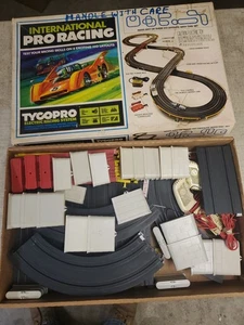 Tycopro Tyco Slot Car Elettrica da Corsa Internazionale Pro Racing Box 111 Pezzi  - Foto 1 di 10