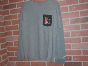 NEBRASKA CORNHUSKERS MAGLIETTA MANICA LUNGA TASCA ADULTO GRANDE - Foto 1 di 3