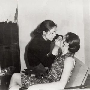 MUJERES CARIÑOSAS CHICAS Amigos Abrazando Amor Maquillaje Lesbiana Int Foto +9401 - Imagen 1 de 2