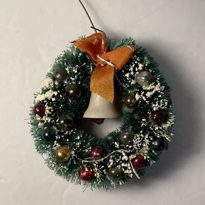 Vintage Flaschenbürste Mini Kranz Weihnachtsschmuck mit Glocke 2,75" - Bild 1 von 7