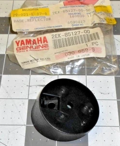 BASE REFLECTOR IZQUIERDO YAMAHA SH50 RAZZ 2EK-85127 NUEVO DE LOTE ANTIGUO 1 CANTIDAD FABRICANTE DE EQUIPOS ORIGINALES ENVÍO GRATUITO - Imagen 1 de 2