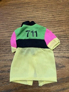 Muñeca Ken Amarilla Bicicleta Fecha Camisa Barbie Ropa De Colección Años 90 Brillante - Imagen 1 de 2