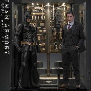 In Magazzino! Set Hot Toys MMS750 1:6 DC Comics Batman Armory con Bruce Wayne (2.0) - Foto 1 di 24