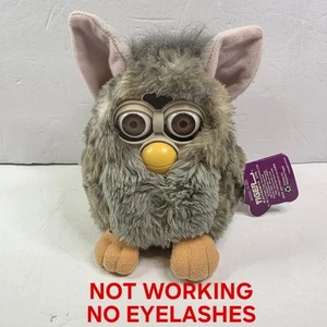NON FUNZIONANTE, Furby vintage 1998 grigio scuro con orecchie rosa occhi marroni con etichetta originale. - Foto 1 di 11