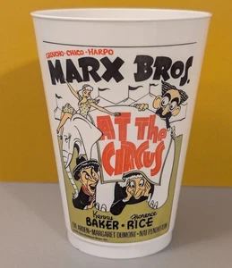 Taza de plástico promocional Marx Bros At The Circus - 1974 parada corta - Groucho película de colección - Imagen 1 de 10