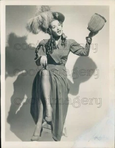 1953 Press Photo Anne Bollinger in Manon 1950s Opera Singer - Picture 1 of 2