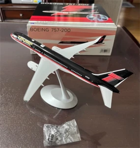 NG TRUMP BOEING 757-200 Passagierflugzeug Diecast Modellflugzeug Maßstab 1:200 - Bild 1 von 17