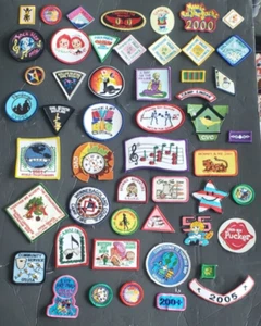 ENORME LOTE DE 51 PIEZAS NIÑAS GUÍAS SCOUTS PARCHE INSIGNIA ESCUDO VARIOS UNIFORMES - Imagen 1 de 3