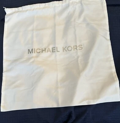 "Bolso antipolvo con cubierta de cordón satinado blanco con logotipo de Michael Kors 18,5"" por 18,5 excelente" Foto 1 de 4