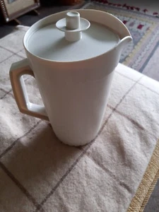 Vintage Tupperware Jug/Pitcher with Vacuum Lid. Approx 20 cms Tall Beige - Picture 1 of 5