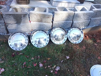 4 tapacubos Ford Crestline Victoria Custom Line 1952 vintage cupé Sunliner Foto 1 de 4