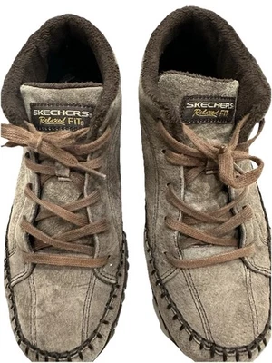 Botines chukkas de ajuste relajado de cuero gamuza marrón SKECHERS para mujer. Talla 8,5 Foto 1 de 4