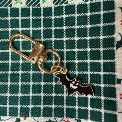 Bolso Esmaltado Dije Murciélago Clip Pequeño Dije Feliz Sonriente Negro Volando Halloween Foto 1 de 4