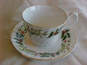 Taza de Navidad y platillo vintage de hueso china muérdago y acebo casa de Goebel - Imagen 1 de 1