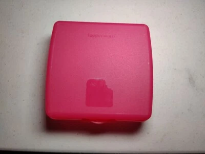 NEW Tupperware Sandwich Keeper 5 in Square Clamshell Pink #3752D-3 FREE SHIP!! - Image 1 of 4