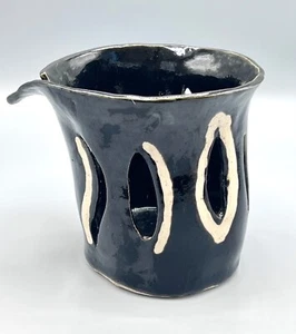 Handgefertigtes schwarzes Gefäß Studio Kunstkeramik - skulpturale Ausschnittform, signiert - Bild 1 von 13