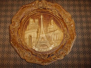 ASSIETTE DÉCORATIVE RÉSINE VINTAGE PARIS TOUR EIFFEL ARC TRIOMPHE NOTRE DAME  - Imagen 1 de 4