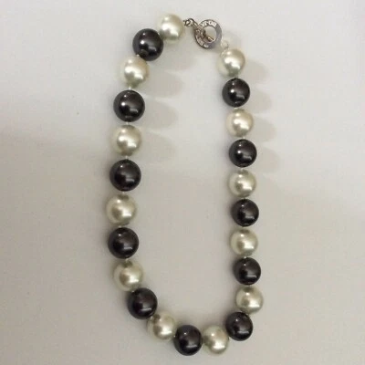NEW OLD STOCK. SIMULATED PEARLS. BLACK AND WHITE, SILVER FITTING (D100) - Image 1 of 2