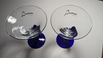 2 vasos Martini de vástago curvo azul Las Vegas Piramid de lujo para casino nuevos en stock 10 oz 1999 Foto 1 de 4
