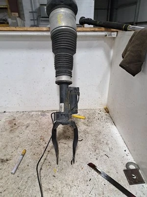 Puntal lateral pasajero Rh 2015 Gl550 Sku#4088096 Foto 1 de 4