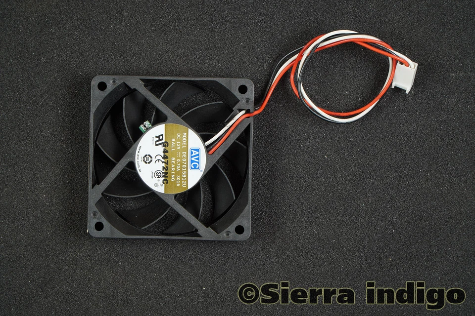 AVC DE07015B12U 70mm x 15mm DC12V 0.7A 3-Pin 3-Wire Fan - Photo 1/1