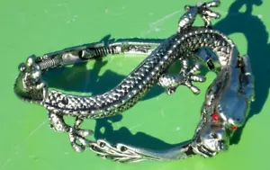 VINTAGE CHINESISCHER DRACHENKÖRPER UMWICKELARMBAND BAND DAMEN SILBERFARBEN ROTES AUGE - Bild 1 von 8