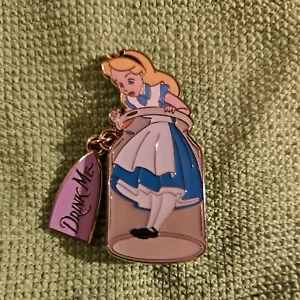 UK Disney Store Alice In Wonderland Drink Me Bottle LE 750 Pin 2015 Limited Ed - Picture 1 of 2