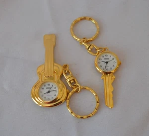 Juego de 2 Relojes Llavero Digitech Miniatura Latón Guitarra y Llave Cuarzo Analógico - Imagen 1 de 2