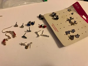 vintage estate lot of small pierced earrings - Picture 1 of 6