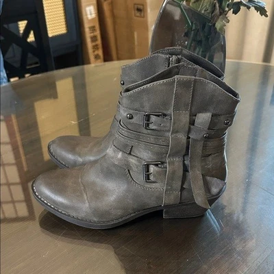 Botines Report Gris con Detalle de Hebilla Foto 1 de 4