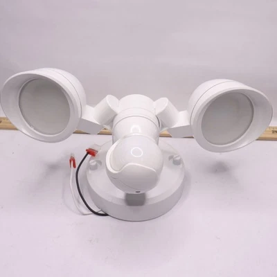 Defiant 2-Head Dusk-to-Dawn LED Security Flood Light 1400 Lumens 17000017 - Image 1 of 4