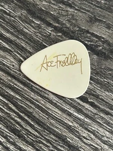 KISS Plettro Chitarra ACE FREHLEY Musicade Orizzontale Oro Bianco Vintage Kiss Anni 80 - Foto 1 di 2