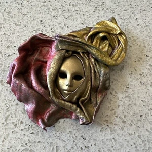 Broche hecho a mano vintage centrado Art Deco máscara 2x3 - Imagen 1 de 3